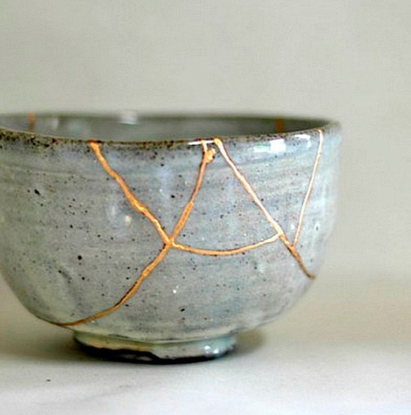 ceramic bowl will gold-filled cracks
